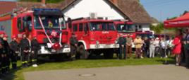 Zdjęcie przedstawia gości i pojazdy strażackie podczas uroczystego apelu