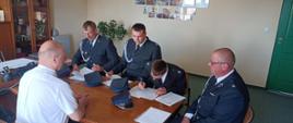 Podpisanie umów ze strażakami OSP
