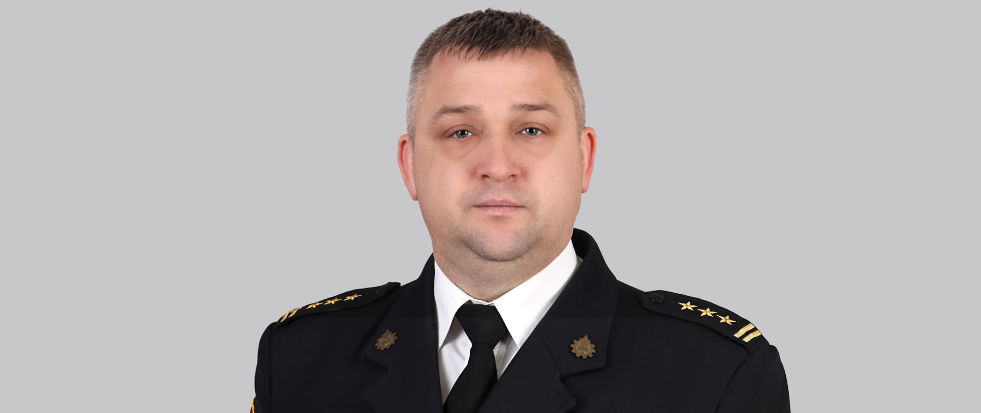 Zdjęcie portretowe Komendanta Powiatowego PSP w Rypinie - st. bryg. mgr inż. Dariusz Łęgosz