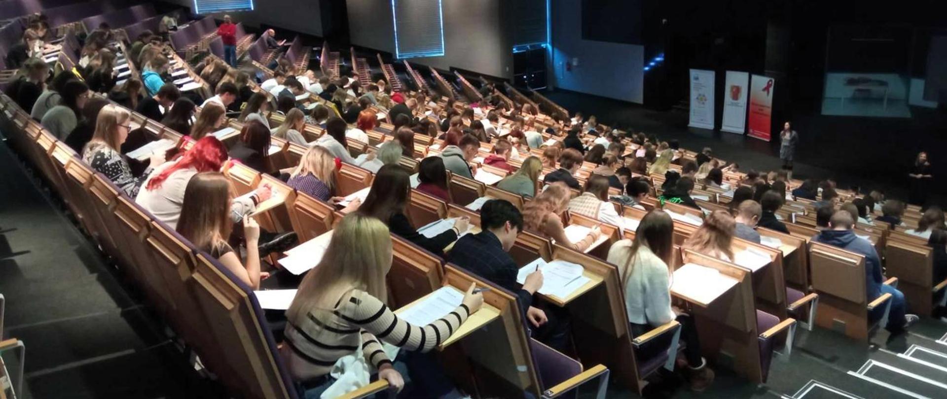 Aula wypełniona młodzieżą