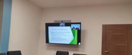 Na zdjęciu widoczny ekran telewizorowa a na nim prezentacja na temat wypłaty świadczeń ratowniczych dla druhów OSP