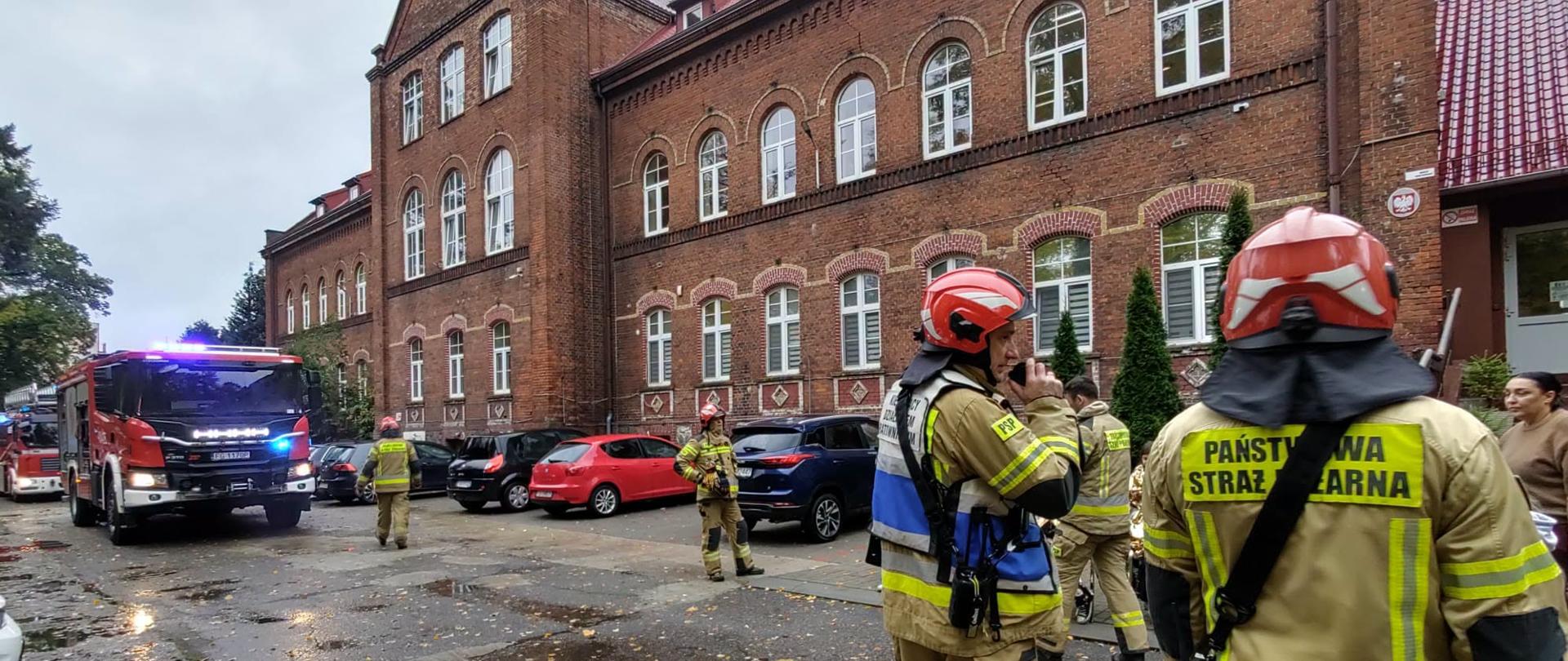 Kierujący działaniami wydaje polecenia strażakom podczas działań