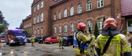 Kierujący działaniami wydaje polecenia strażakom podczas działań