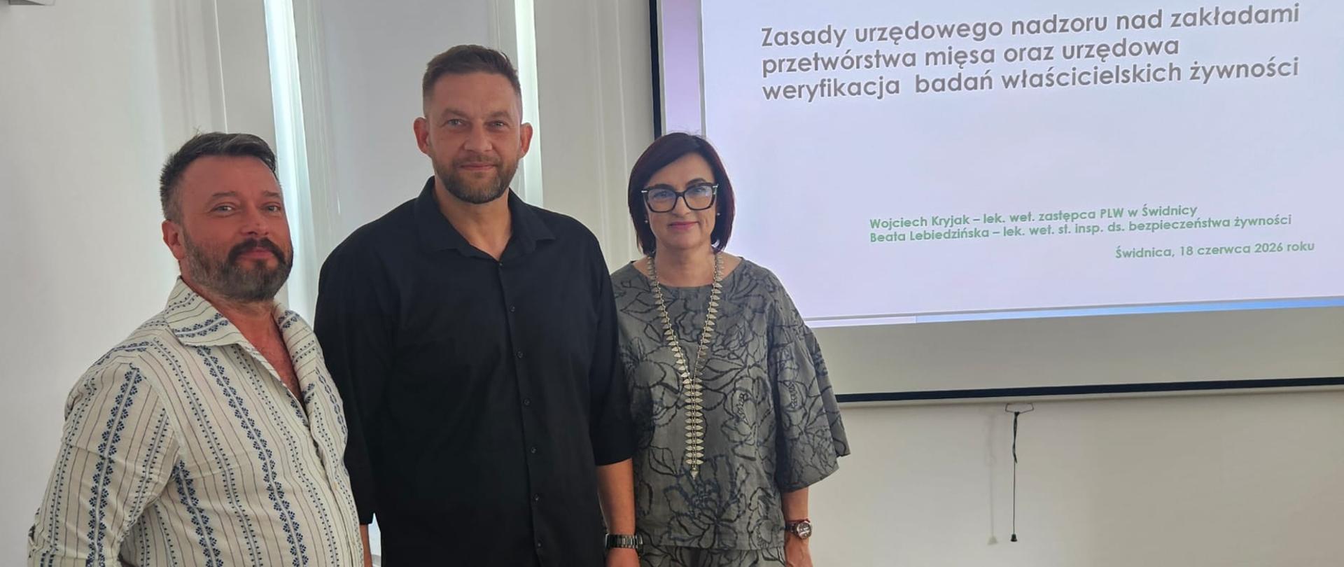 Na zdjęciu od lewej:
- lek. wet. Wojciech Kryjak – zastępca Powiatowego Lekarza Weterynarii w Świdnicy,
- dr n.med. Ireneusz Skawina - Państwowy Powiatowy Inspektor Sanitarny w Świdnicy,
- lek. wet. Beata Lebiedzińska – starszy inspektor ds. bezpieczeństwa żywności.