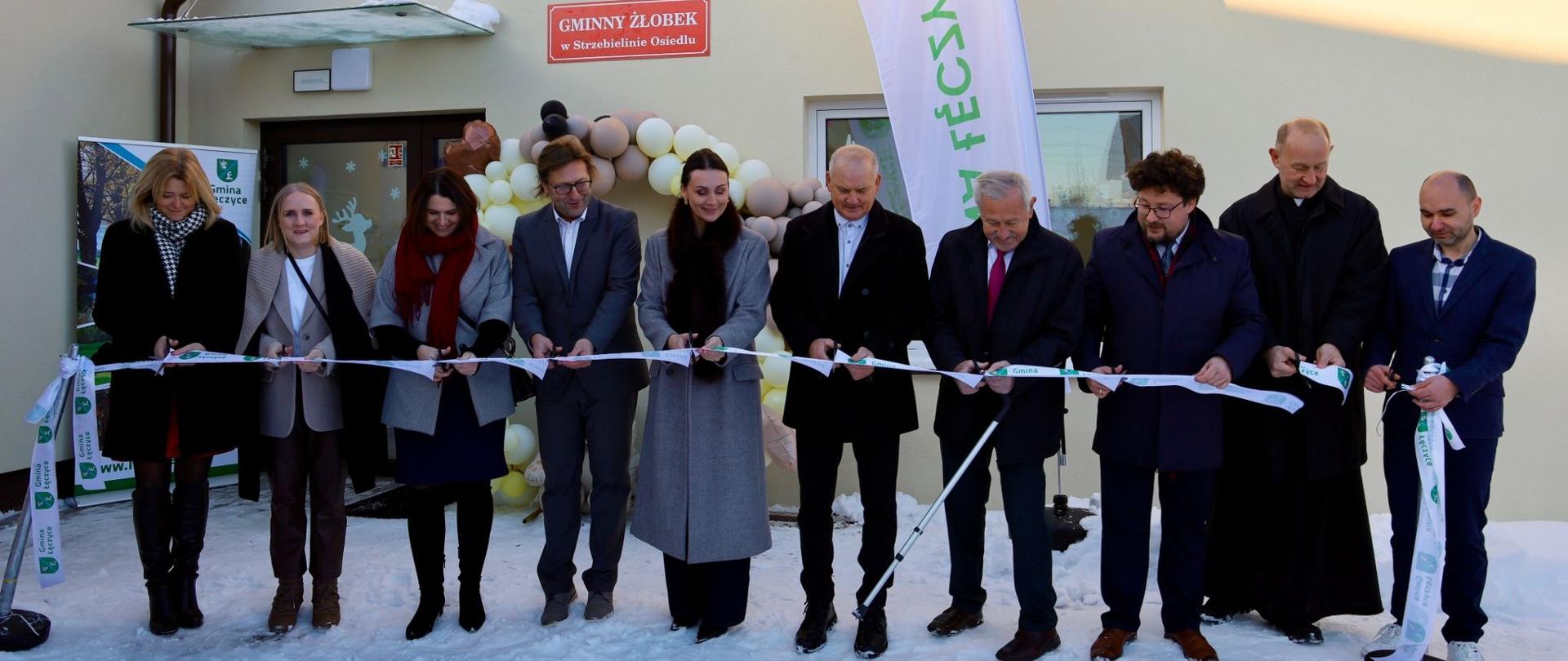 grupa osób przecina wstęgę symbolicznie otwierając gminną inwestycję