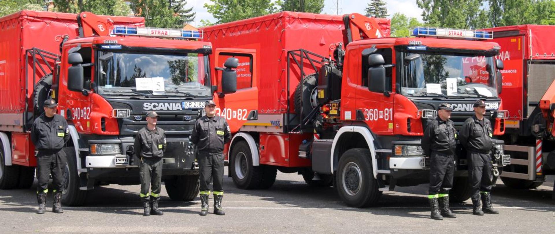 Pomoc dla Białorusi – na zdjęciu dwie ciężarówki strażackie i ich załoga.