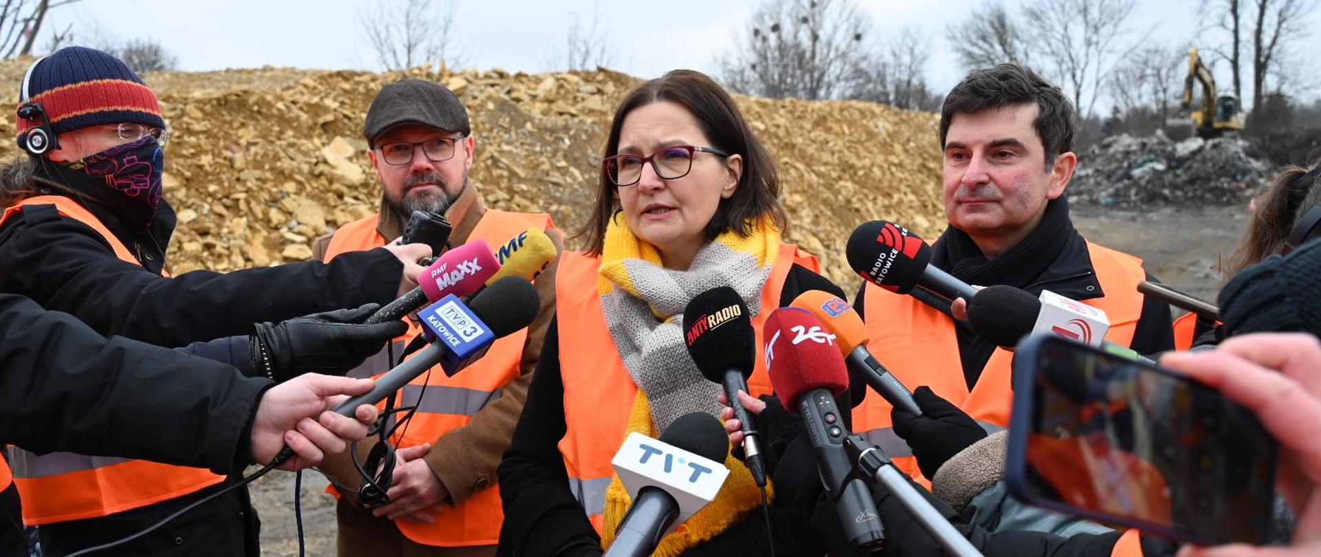 Trwa usuwanie nielegalnie nagromadzonych odpadów na Śląsku - konferencja wiceministry klimatu i środowiska Anity Sowińskiej.