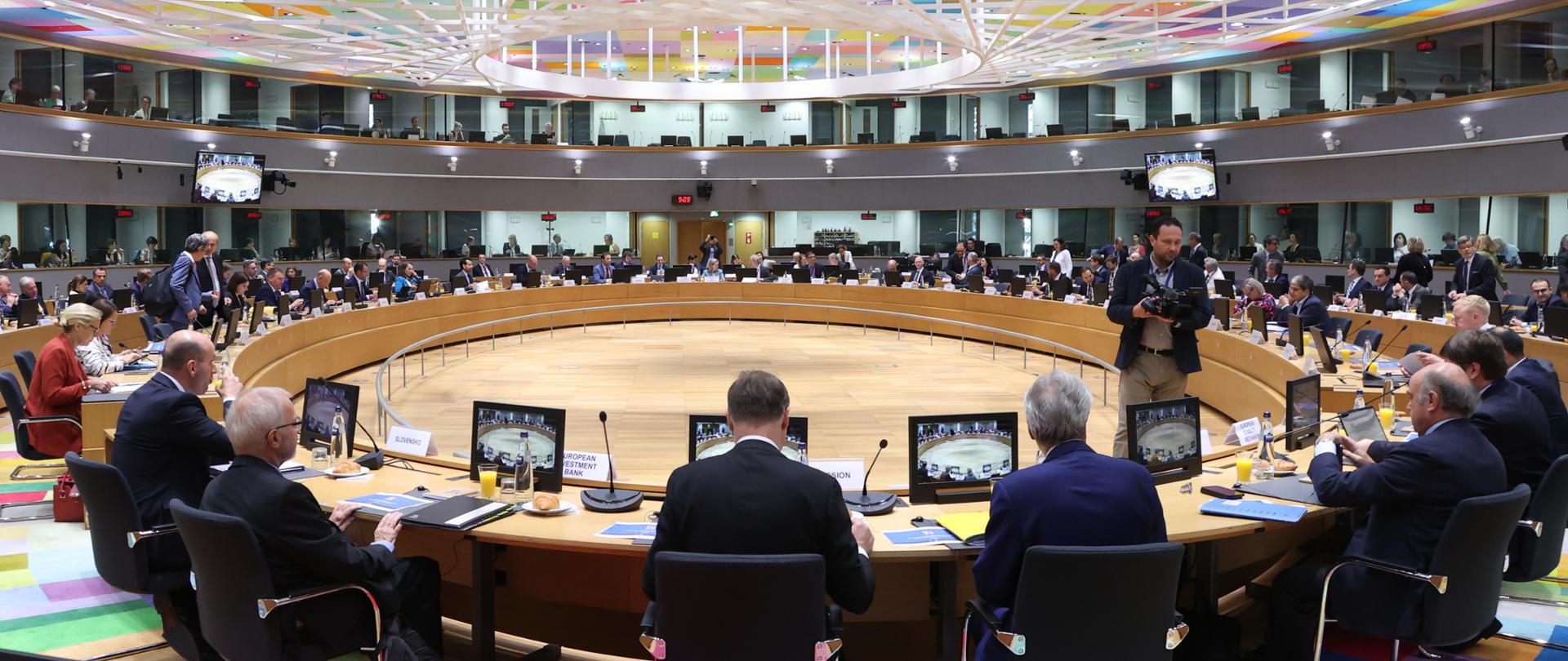 Uczestnicy posiedzenia Rady ECOFIN przy okrągłym stole. Copyright: European Union