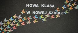 Napis nowa klasa na tle motyli.