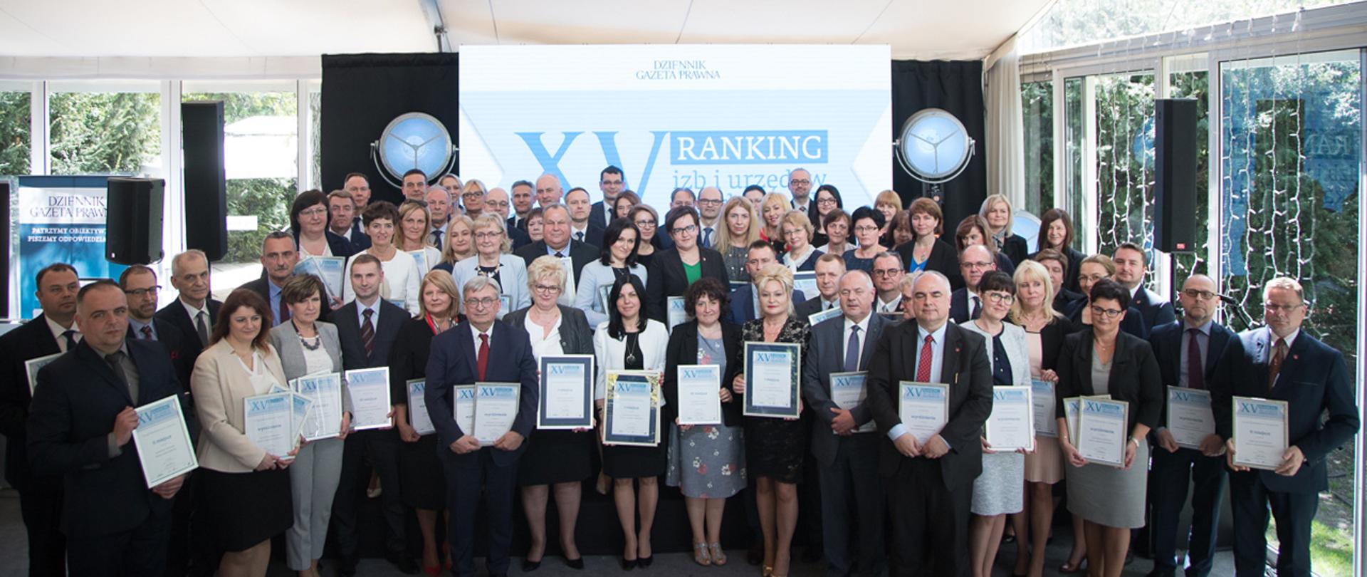 Finaliści rankingu izb i urzędów skarbowych na tle baneru