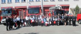 Zdjęcie przedstawia wszystkich uczestników turnieju wiedzy pożarniczej