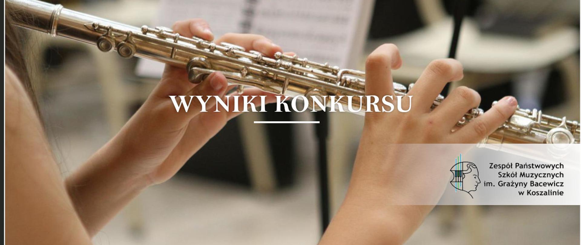 Na zdjęciu ręce trzymające flet poprzeczny. Napis wyniki konkursu. Po prawej stronie logo szkoły.