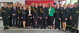 Zdjęcie przedstawia obecnych podczas uroczystej zbiórki z okazji powołania na stanowisko Komendanta Powiatowego Państwowej Straży Pożarnej w Kłobucku bryg. Mariusza Gosławskiego