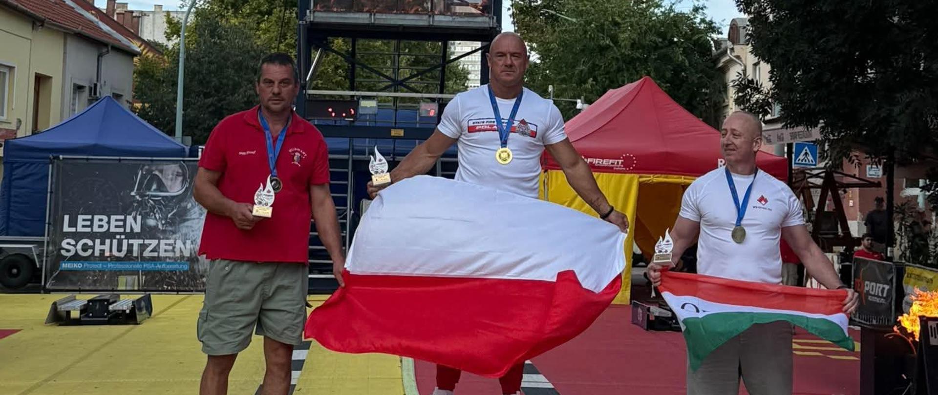 Strażacy stojący na podium.