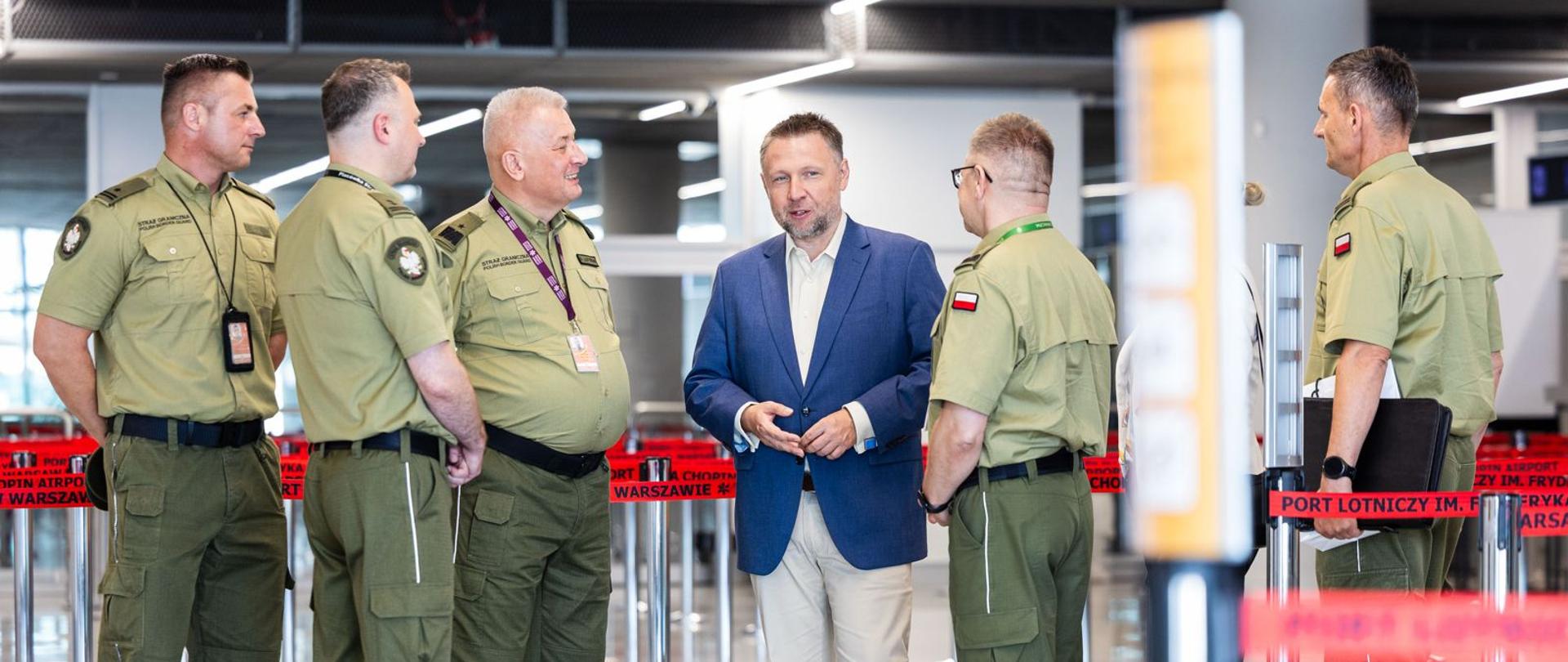 Wizyta ministra Marcina Kierwińskiego na lotnisku Warszawa Okęcie