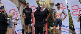 Dekoracja uczestników zawodów. Panowie stoją na podium.