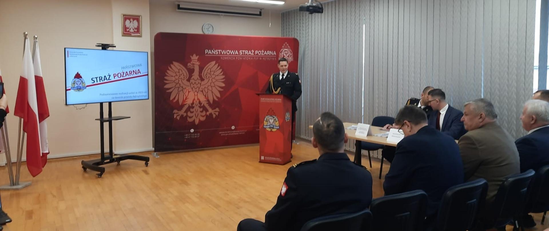 p.o. Komendant Powiatowy PSP w Kętrzynie mł. bryg. Kamil Golon wita zaproszonych gości.