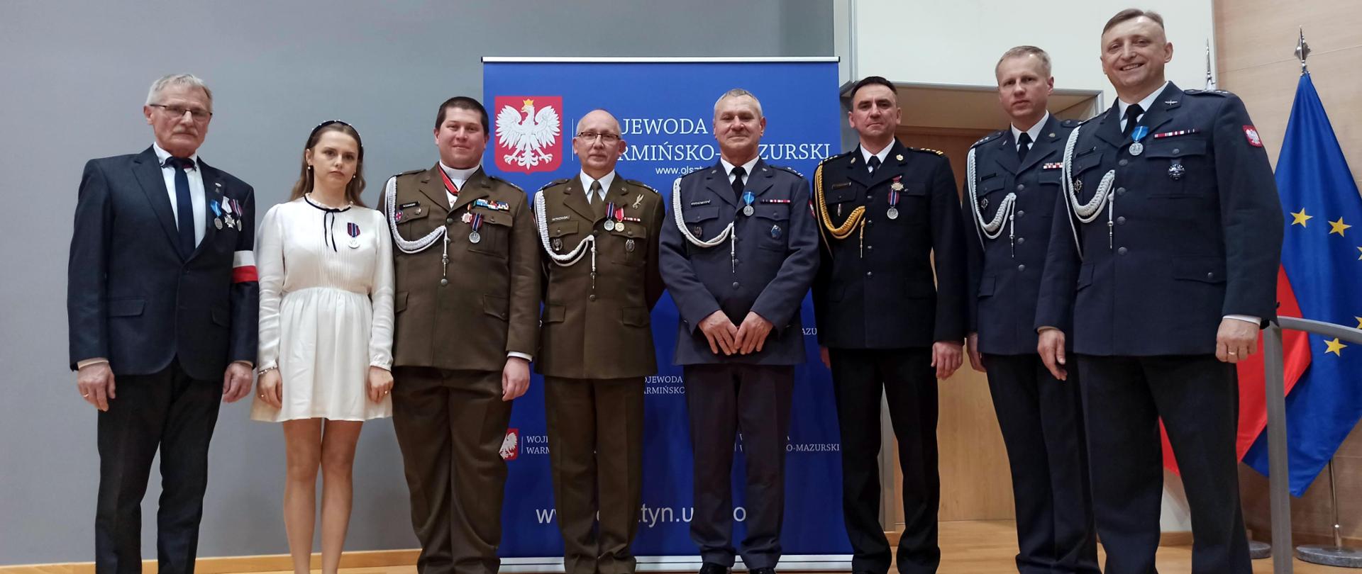 zdjęcie przedstawia Komendanta Powiatowego Państwowej Straży Pożarnej w Lidzbarku Warmińskim odznaczonego medalem Pro Patria