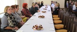 Pracownice Centralnej Szkoły PSP siedzące przy stole w czasie okolicznościowego spotkania