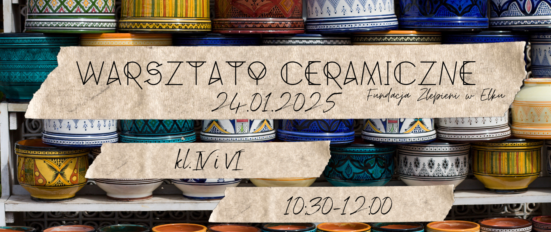Na kolorowym tle przedstawiającym ułożone warstwami naczynia ceramiczne informacja: Warsztaty ceramiczne 24.01.2025r. dla klas IV i VI godz. 10.30-12.00