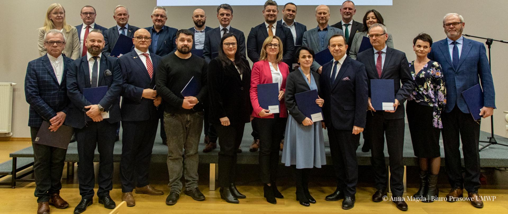 Grupa osób pozuje do zdjęcia