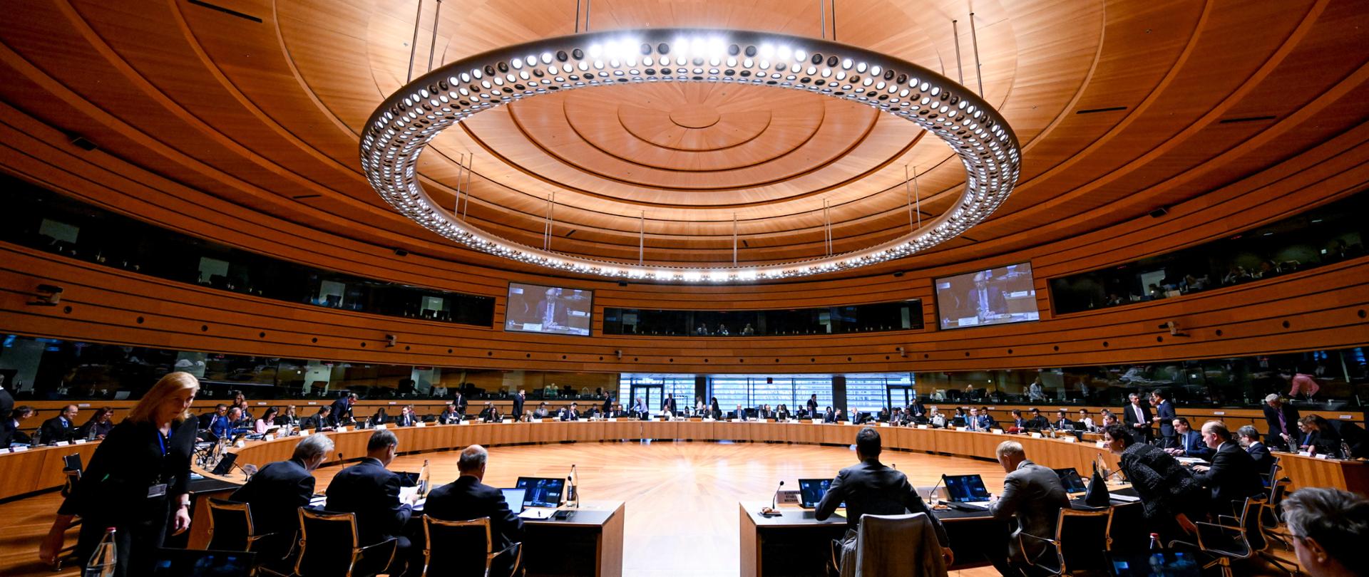 Uczestnicy Rady ECOFIN zgromadzeni przy okrągłym stole