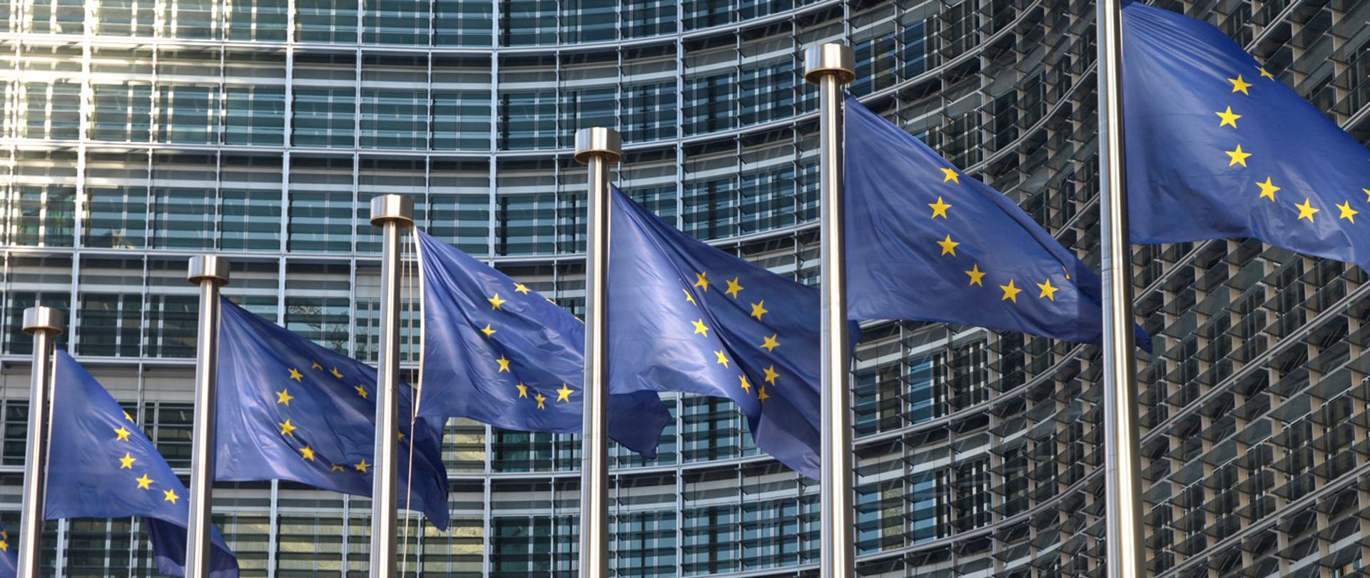
Flagi Unii Europejskiej na tle budynku Komisji Europejskiej
