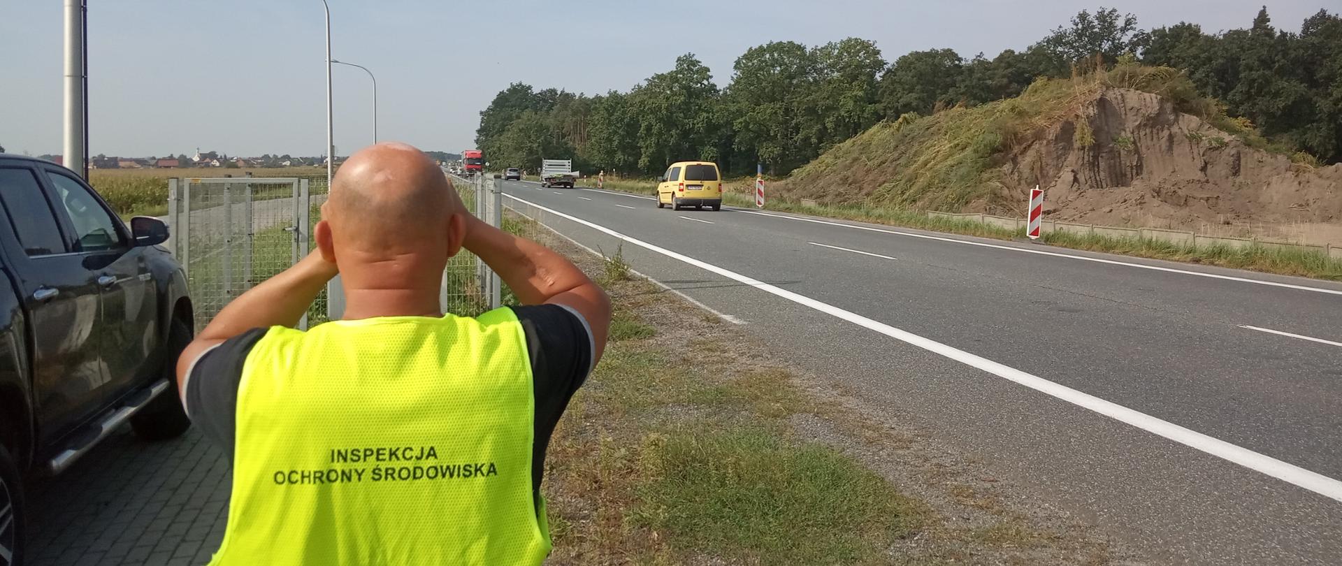 Inspektor Wojewódzkiego Inspektoratu Ochrony Środowiska w Opolu podczas kontroli 