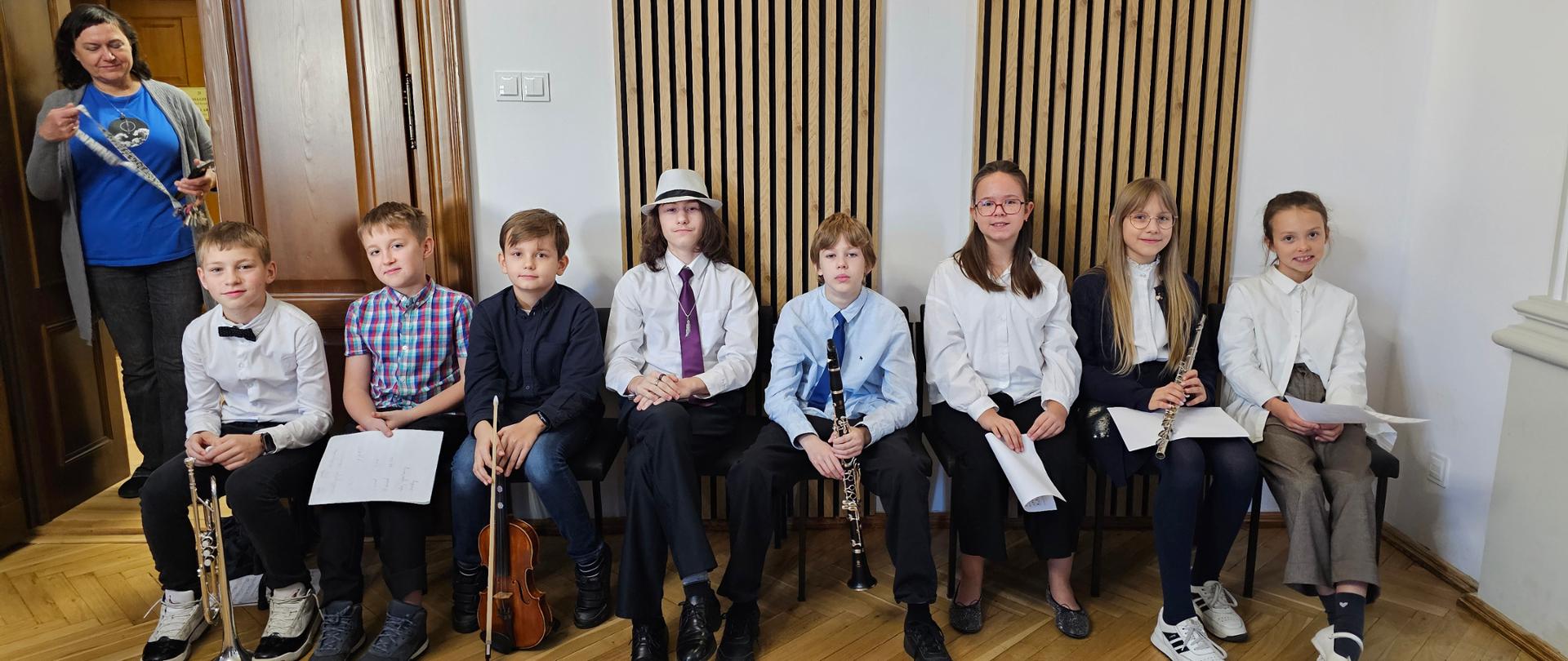 Galeria 14 zdjęć z audycji muzycznych "Złota pięciolinia zaprasza", które odbyły się 18.11.2025 - uczniowie i nauczyciele grają na instrumentach