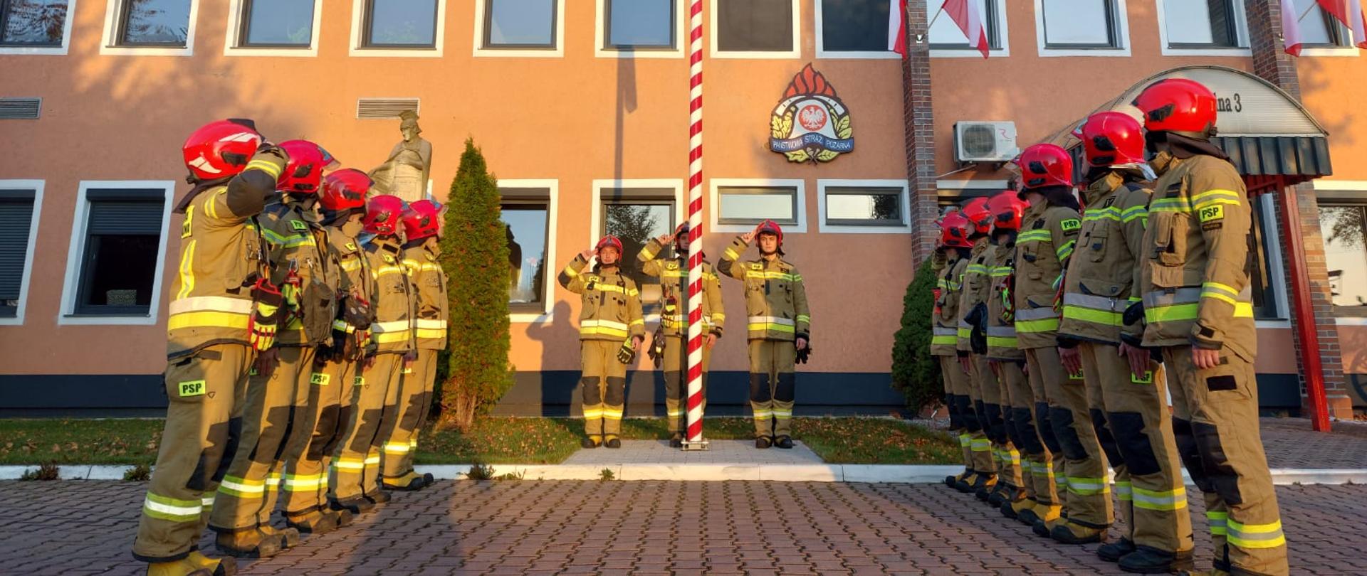 Podniesienie flagi państwowej na maszt.