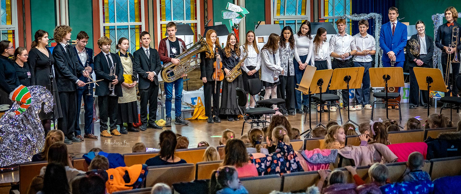 Koncert "Rodzinne spotkania z muzyką" w wykonaniu uczniów. Koncert "Mała Gama" odbywał się w sali koncertowej szkoły. 