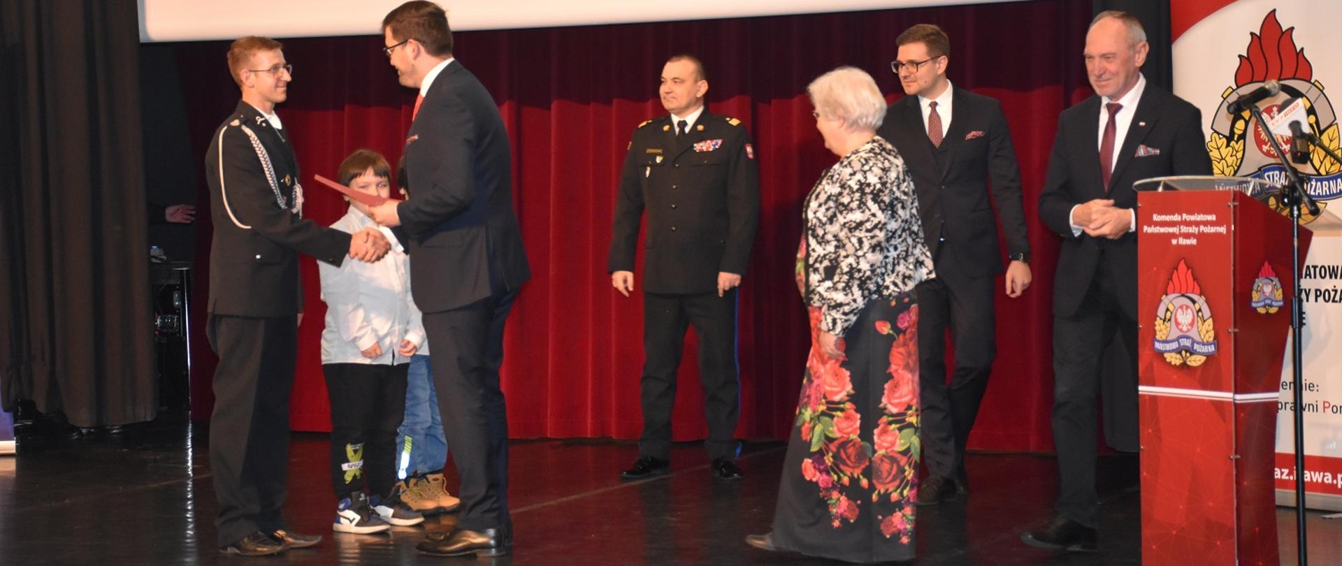 Opiekunowie drużyn MDP odbierają promesy 