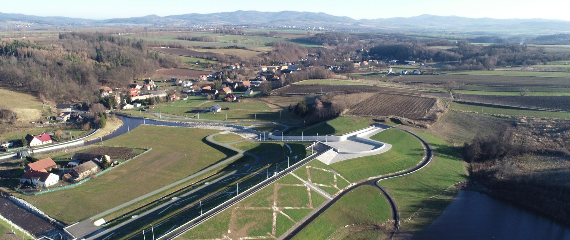 Suchy zbiornik przeciwpowodziowy na rzece Bystrzyca Dusznicka w miejscowości Szalejów Górny.