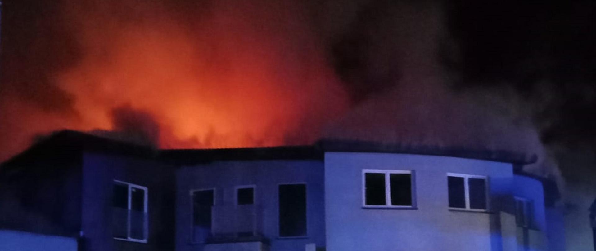 Na zdjęciu widać łunę nad budynkiem