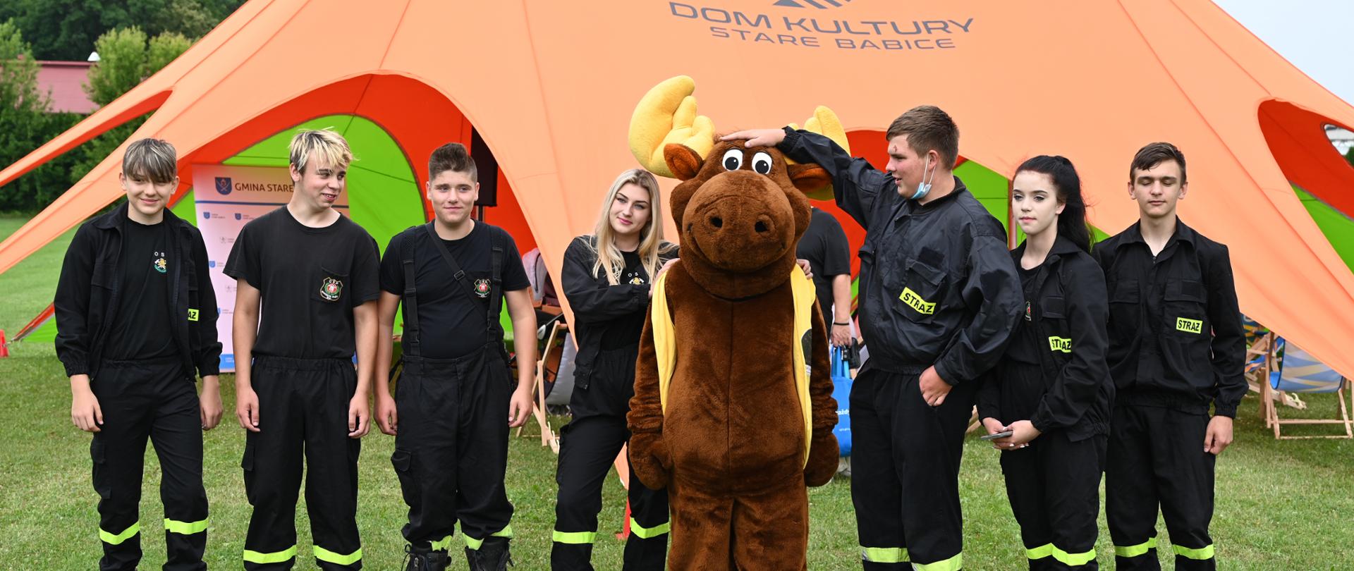 Strażacy podczas udziału w Ekopikniku zorganizowanym na terenie gminy Stare Babice