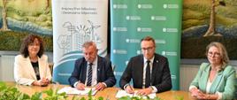 Podpisanie umowy w siedzibie NFOŚiGW. Na zdjęciu od lewej posłanka Elżbieta Burkiewicz, zastępca prezesa zarządu NFOŚiGW Józef Matysiak, prezydent Tarnobrzega Łukasz Nowak, dyrektor Departamentu Efektywności Energetycznej Katarzyna Jastrzemska.