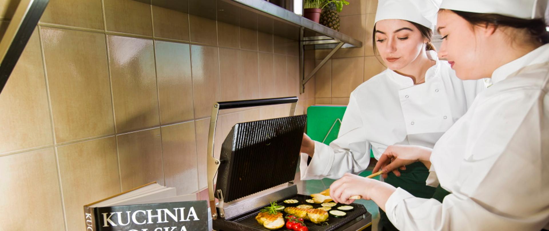 uczennice przygotowują posiłek