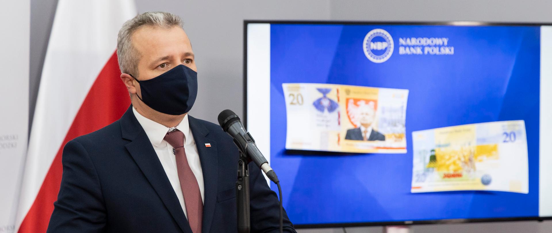 Wojewoda podczas briefingu prasowego poświęconego prezentacji banknotu kolekcjonerskiego NBP, upamiętniającego Prezydenta RP Lecha Kaczyńskiego.