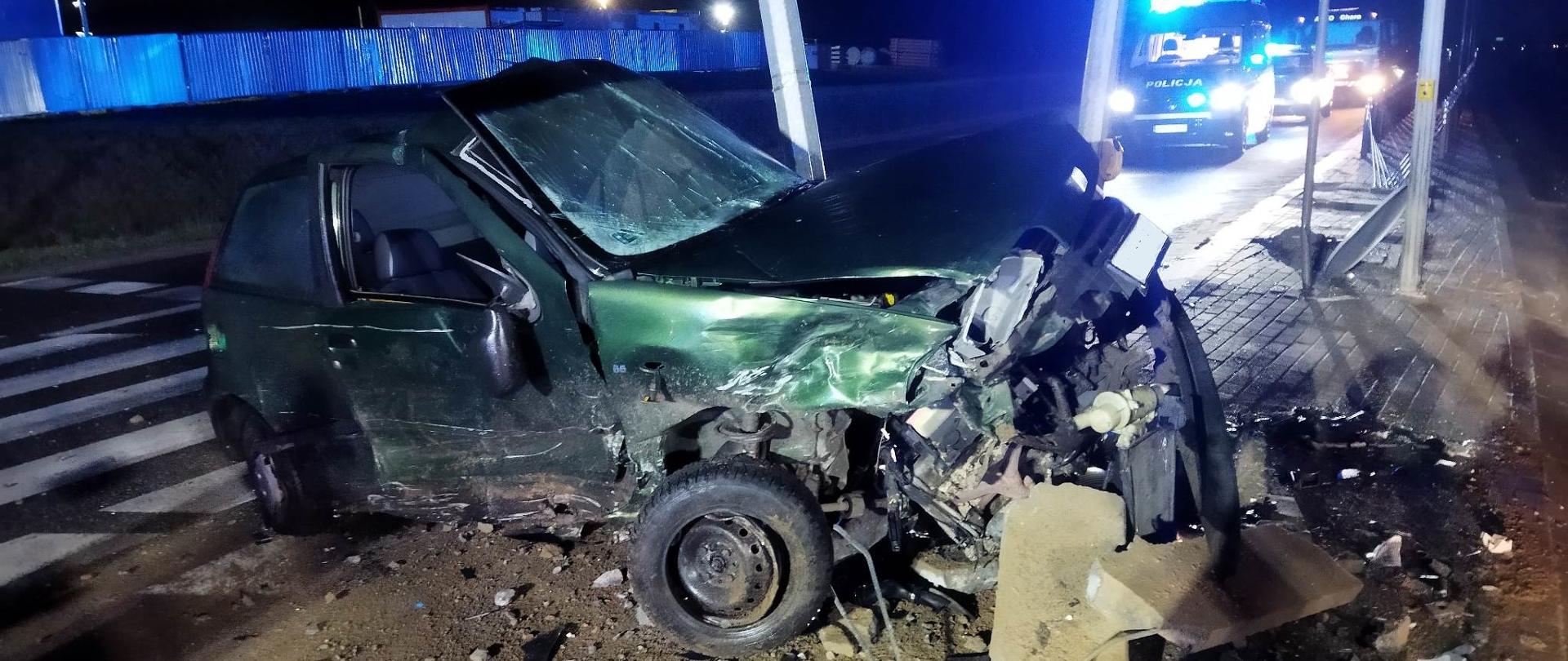 Przód i prawy bok rozbitego pojazdu