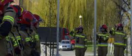 Zdjęcie przedstawia podniesienie flagi przez strażaków JRG Wałcz