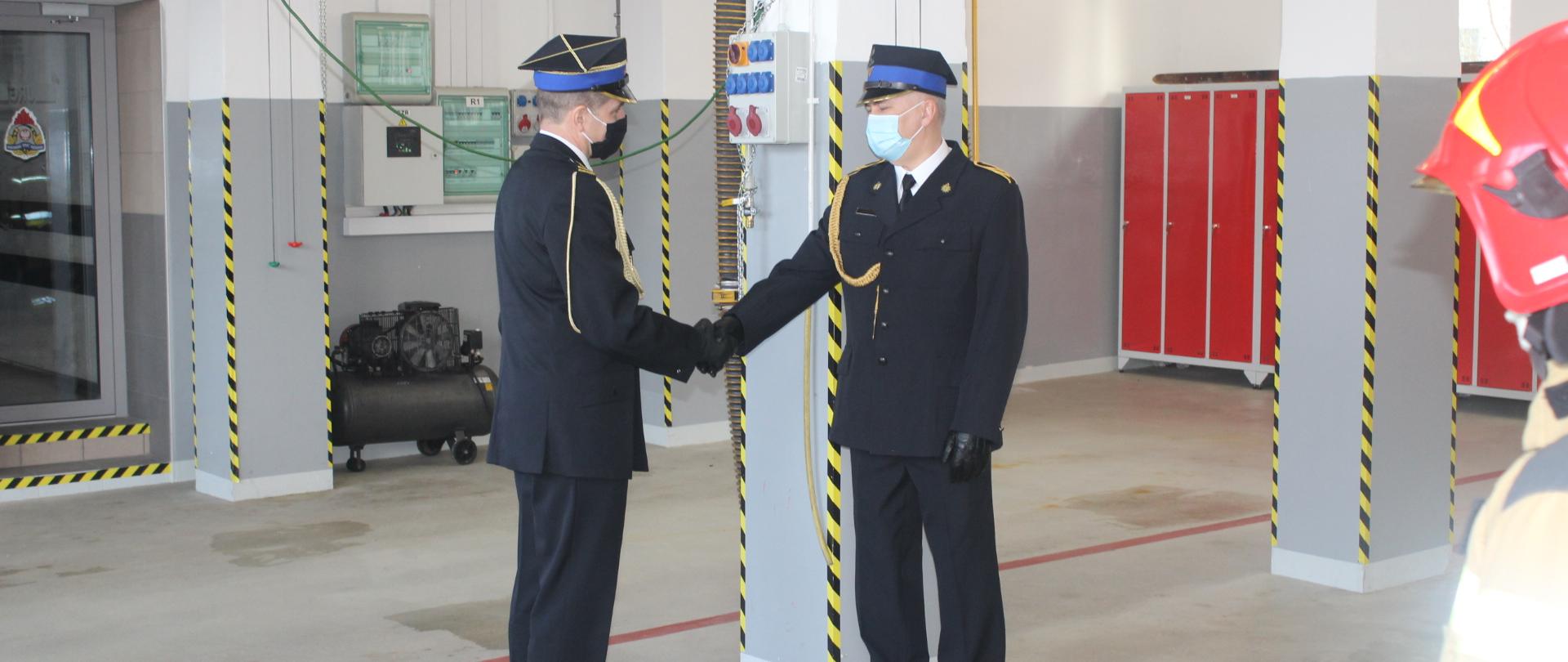 Zdjęcie przedstawia Komendanta Powiatowego PSP w Lesku, st. bryg. Dydek Jacek oraz odchodzącego na zaopatrzenie emerytalne, st. ogn. Jerzego Biodrowicza.