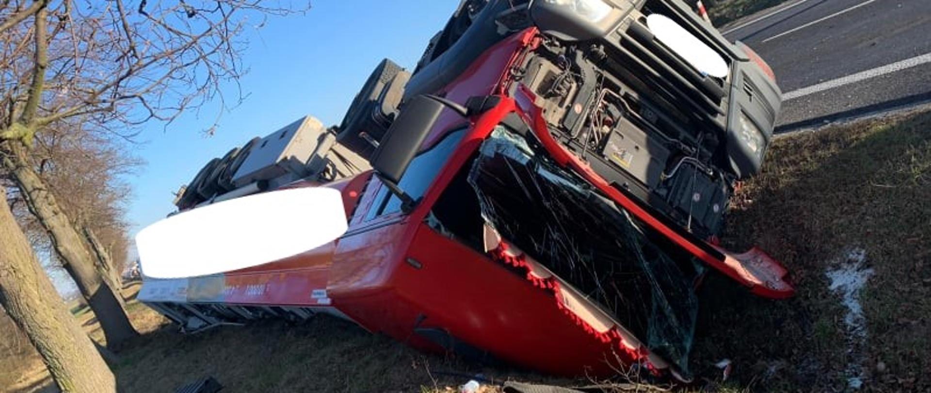 Wypadek cysterny przewożącej paliwo w Ocieszynie.