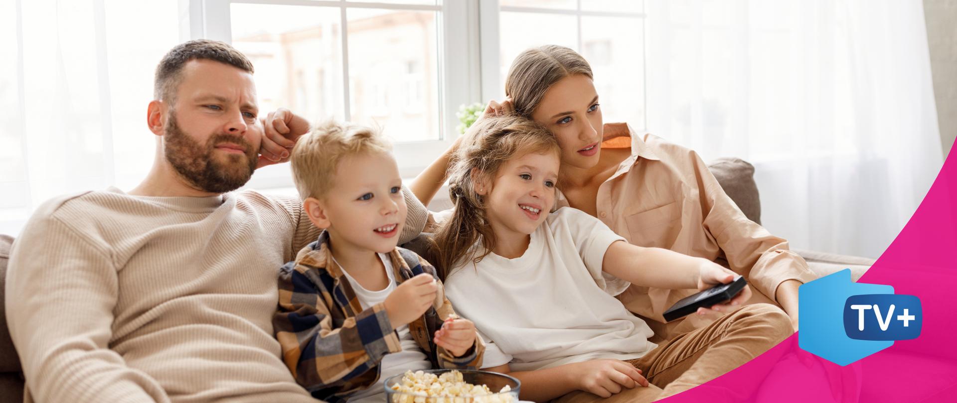 zdjęcie przedstawiające rodzinę siedzącą na kanapie. Od lewej: mężczyzna, chłopiec, dziewczynka, kobieta.