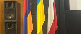 Flagi Armenii, Ukrainy i Polski stoją na scenie