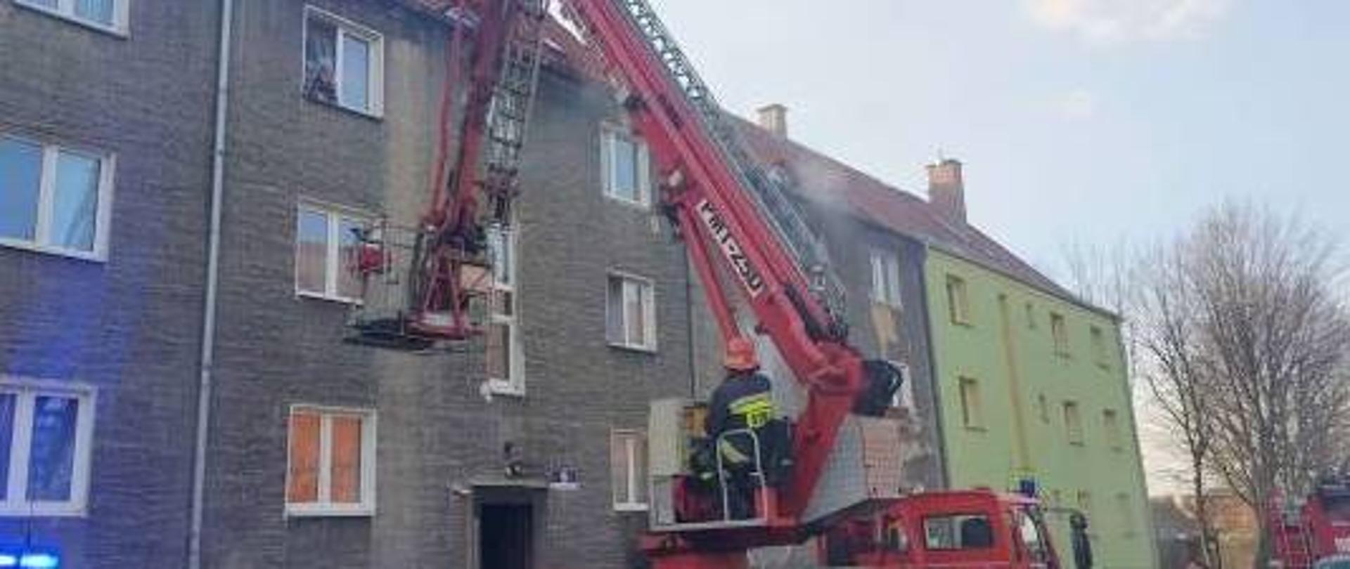 Podnośnik strażacki przed budynkiem