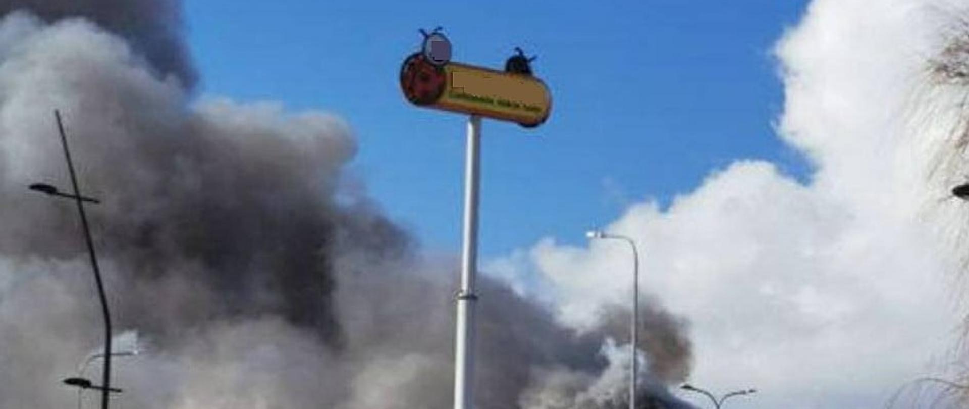 Zdjęcie przedstawia palący się obiekt.