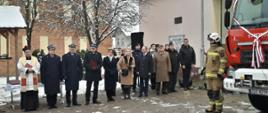 Na zdjęciu widoczni zgromadzeni goście przy remizie podczas oficjalnego przekazania i poświęcenia nowego wozu bojowego dla OSP Trzebiatów