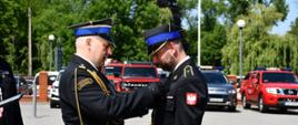 Powiatowe obchody Dnia Strażaka w Namysłowie. Na zdjęciu odznaczony funkcjonariusz Państwowej Straży Pożarnej wraz z Z-cą Komendanta Wojewódzkiego st. bryg. Grzegorzem Brzozowskim.