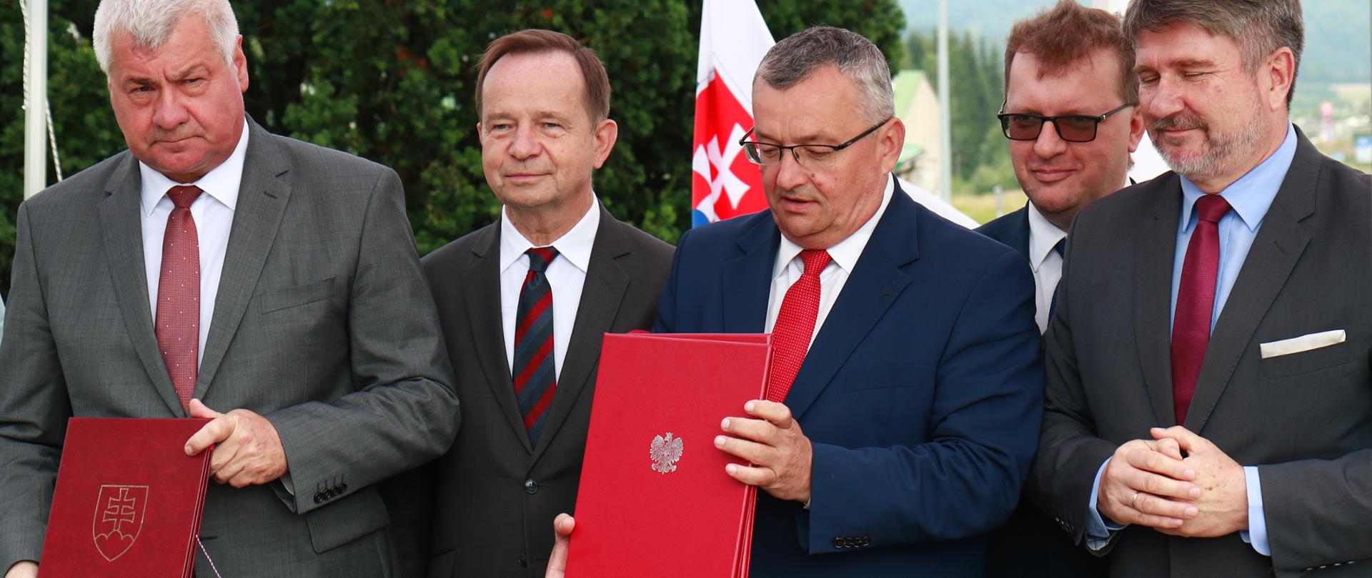 Podpisanie polsko-słowackich umów przez ministrów: A. Adamczyka i A. Ereseka