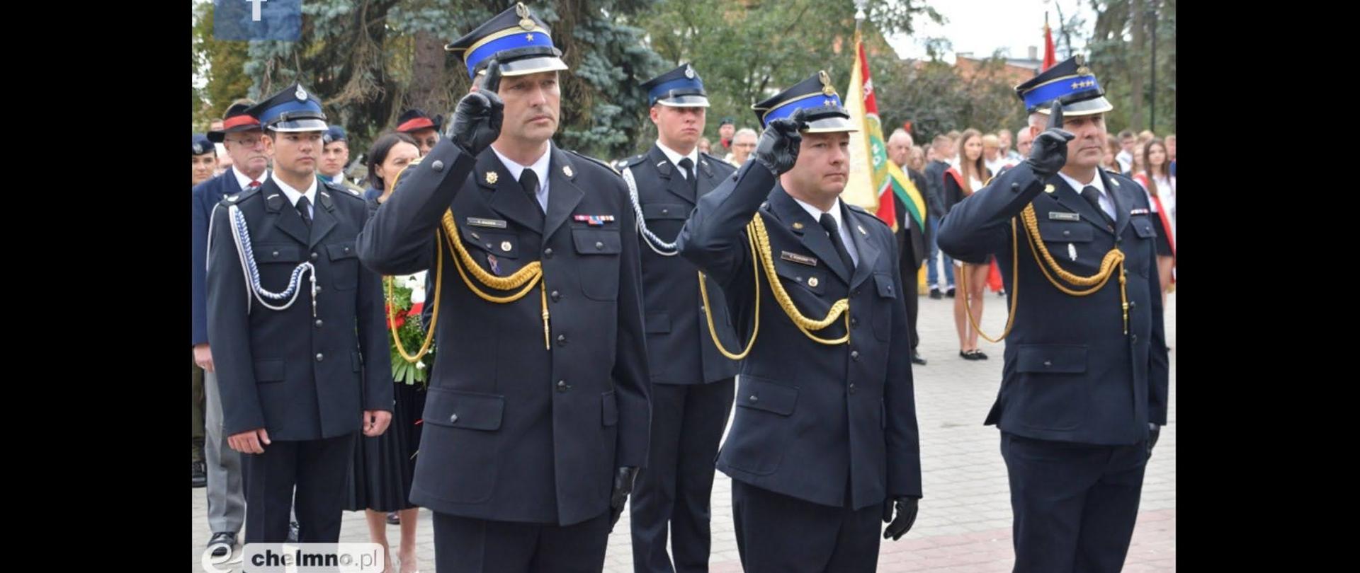 Na zdjęciu znajdują się funkcjonariusze KP PSP w Chełmnie podczas składania kwiatów przy pomniku Nieznanego Żołnierza przy Urzędzie Miasta w Chełmnie